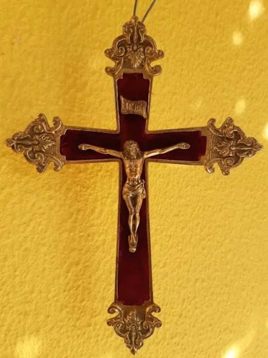 Crucifixo em bronze com Cristo