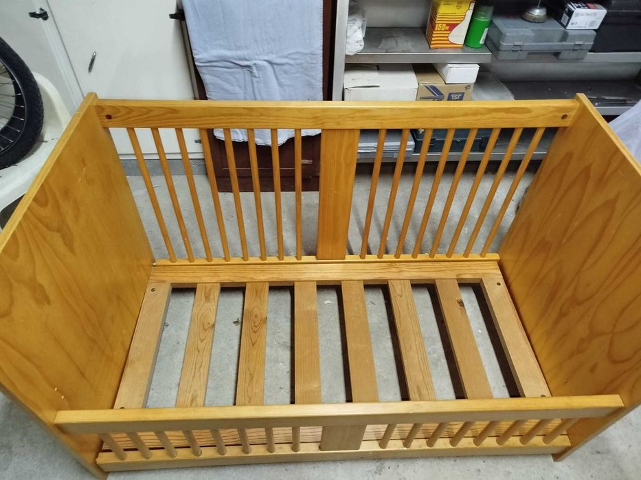 Cama em madeira de bebê com colchão 135/80 cm