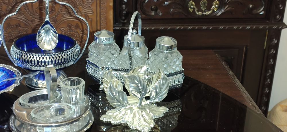 Manteigueira, saleiro, porta guardanapos, etc.