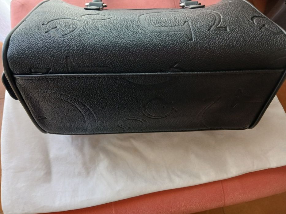 Mala preta Guess com alça amovível