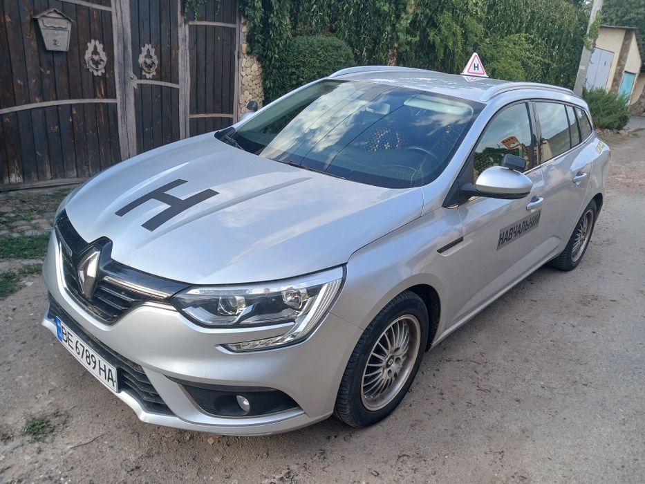 Автоінструктор урокі  водіння категорії  В