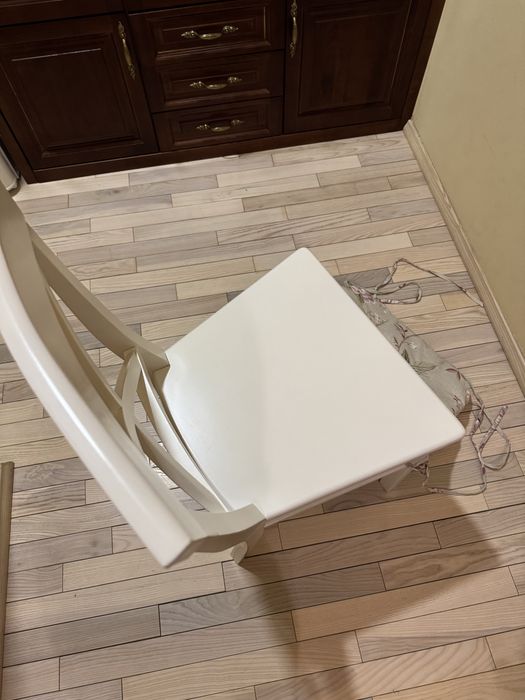 Стілець із дерева білий