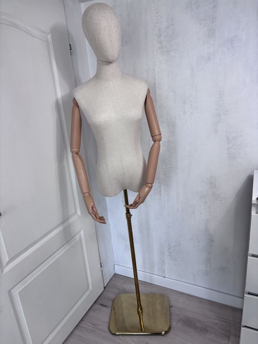 Piękny manekin na Złotej podstawie