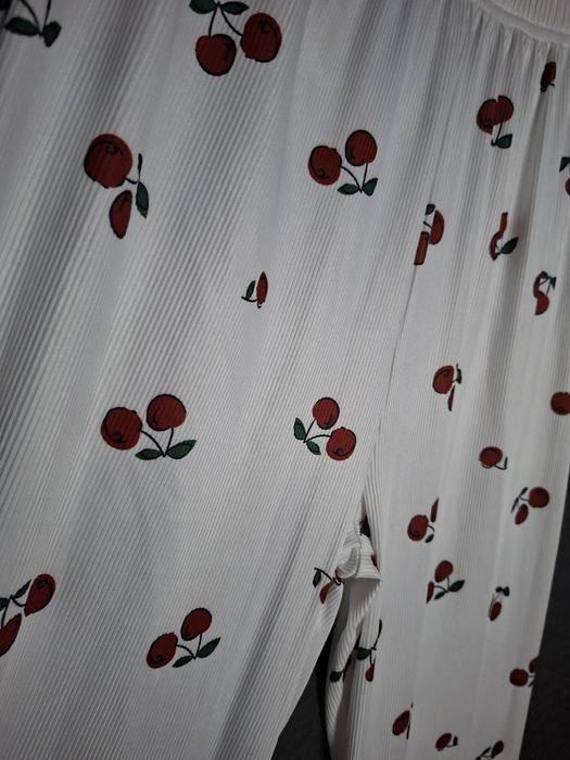 Biały komplet - piżama w wiśnie, prążkowany, crop top + spodnie