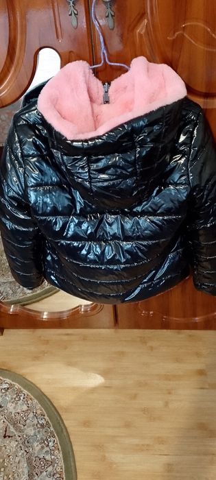 Зимня куртку на дівчинку.