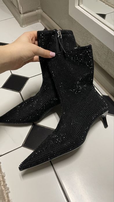 Ботильйони zara на маленькому каблуку в стразах, святкові підбори