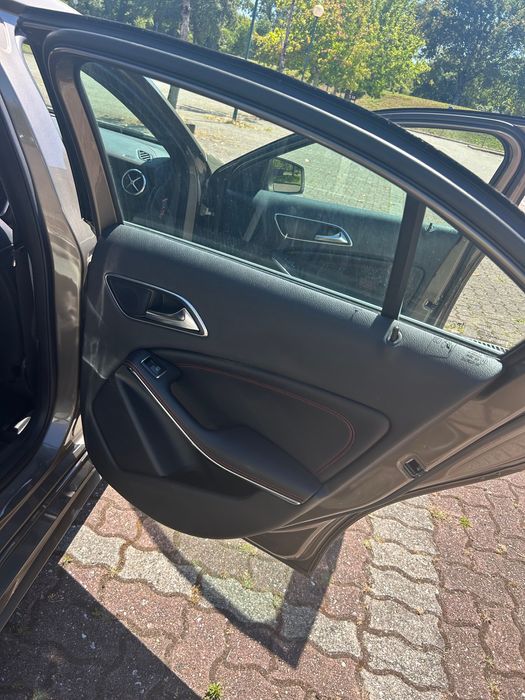 A venda Mercedes A200 com o pack amg line