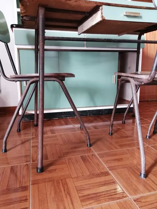 Armário Antigo + mesa + 3 cadeiras