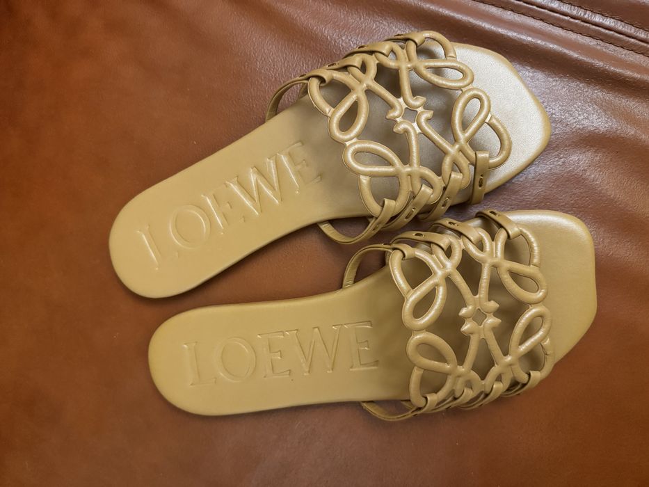 LOEWE. Шкіряні жіночі шльопанці. Camel. Розмір 39. Нові!