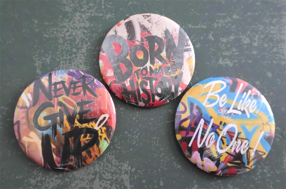 Przypinka pin graffiti "Be Like No One !"