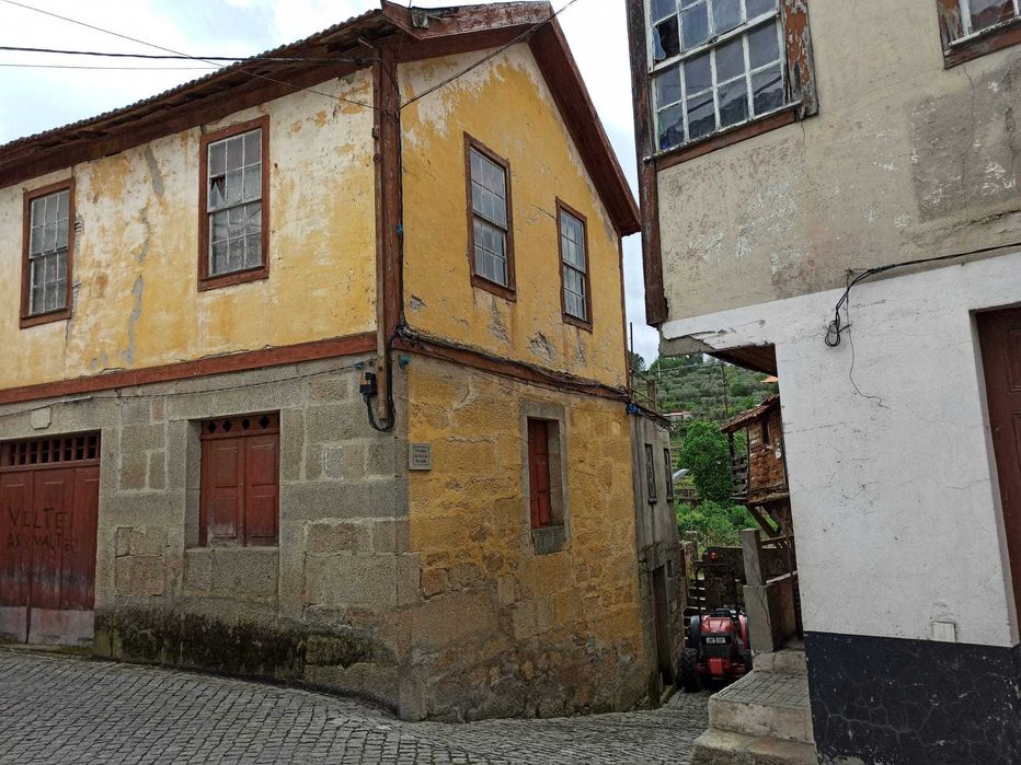 Casa para reconstrução em frente ao convento de Salzedas