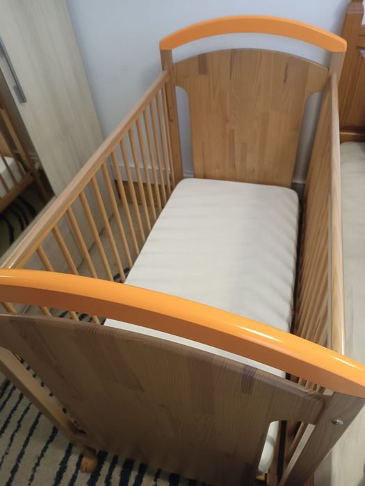 Berço para bebé com camodo para mudar as fraldas