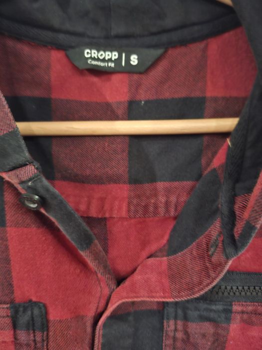 Bluza  ''Cropp'' w kratę  rozpinana z kapurem .Rozmiar S