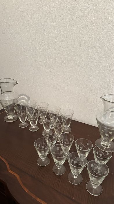 Conjunto copos e jarro vinho braco e vinho tinto