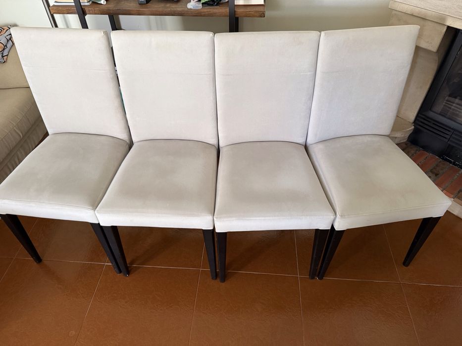 Conjunto de mesa e 4 cadeiras
