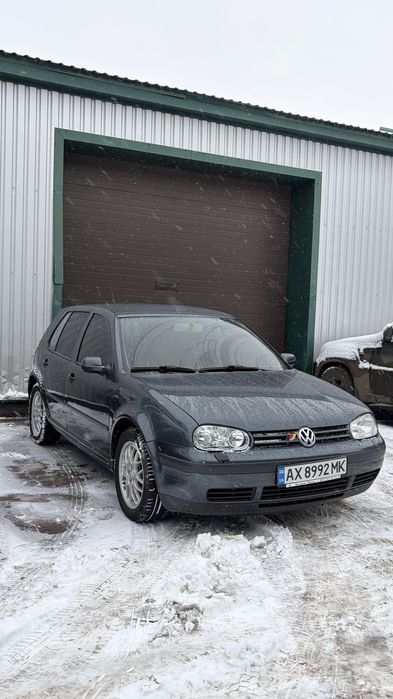 Продам надійного та економного гольфа в гарному технічному та візуальному стані. Мотор працює відмінно, без зайвих звуків стуків, не троїть, не димить, не кипить, їде добре, запуск с пів оберту, витрата палива 7-8л по місту,масло не їсть, антифриз не біжить, масла та фільтра замінено 1000км тому. Коробка механічна зауважень не має зовсім, щеплення як нове. По електриці немає жодної помилки, є підігрів сидінь та дзеркал все працює справно, пічка гріє добре, акумулятор гарний. Ходова повністю обслуговувана, не стучить, не бʼє. Кузов видно на фото, пороги та дно ціле. 
Продаж по тех паспорту