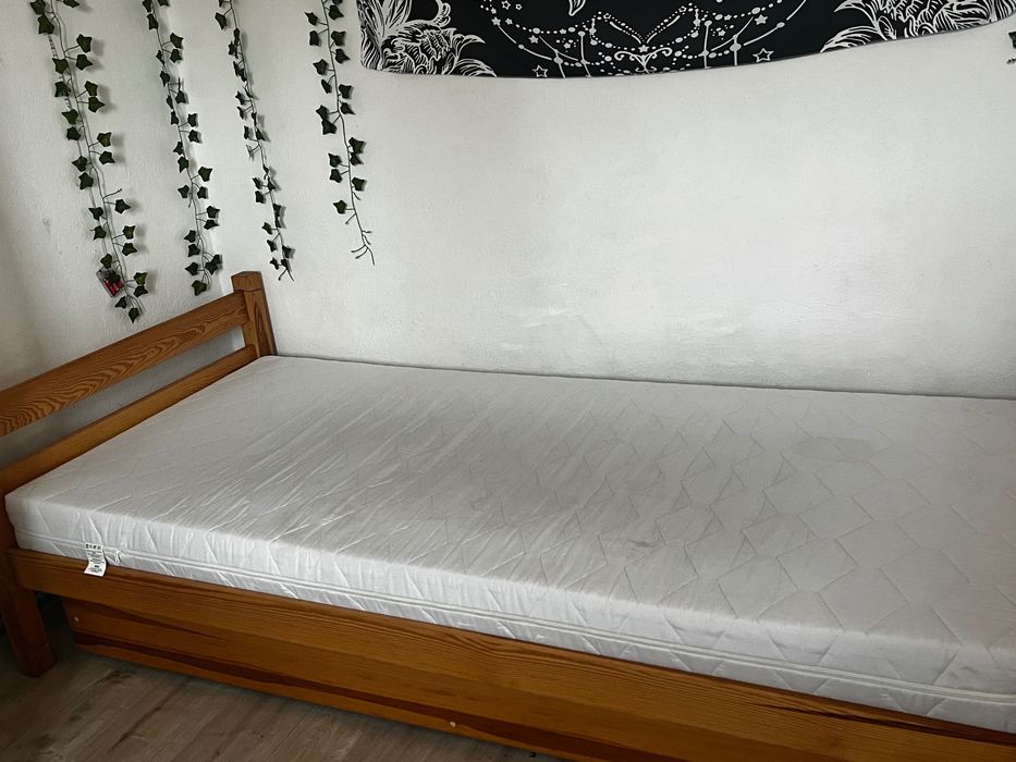 Łóżko drewniane z materacem