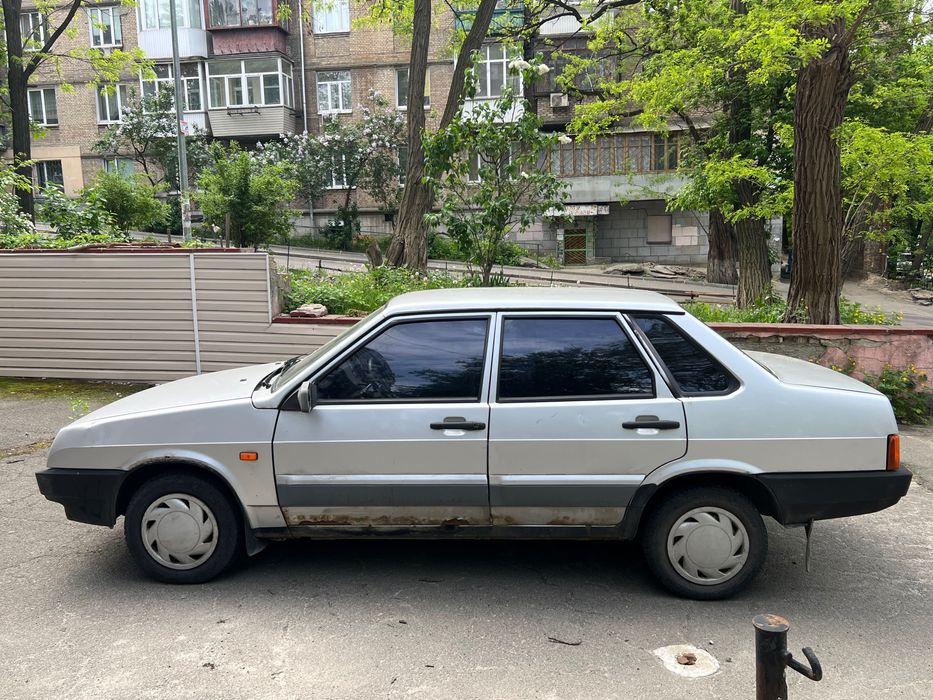 Автомобіль ваз 21099