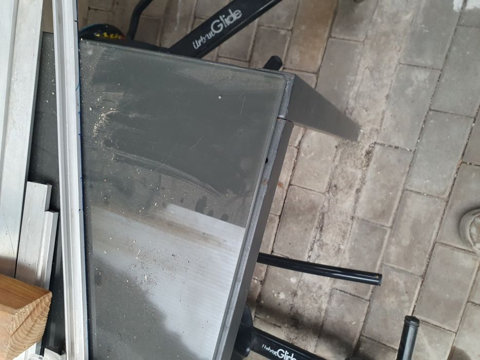 Mesa de metal com tampo em vidro