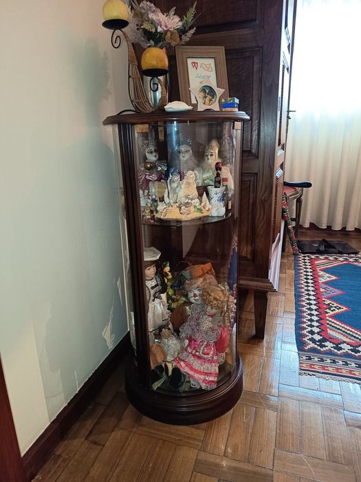 Vitrine em vidro e madeira