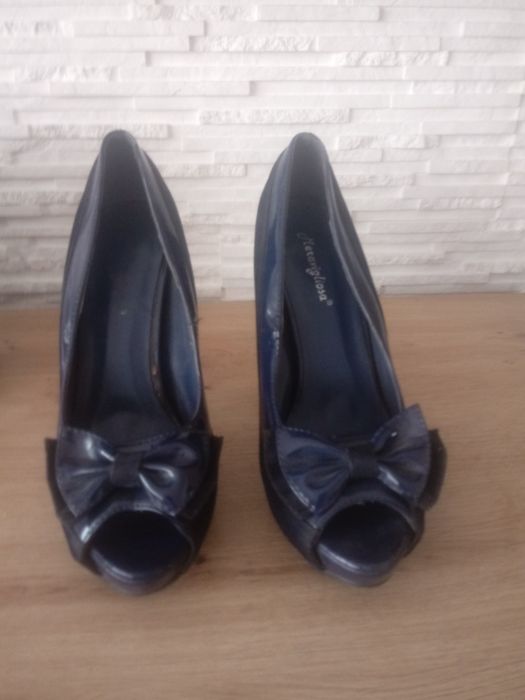 Granatowe buty na obcasie