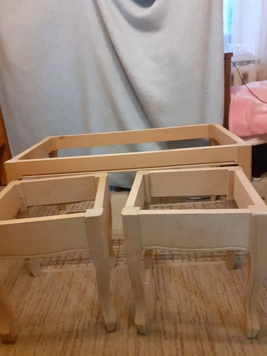 Столик з пуфіками