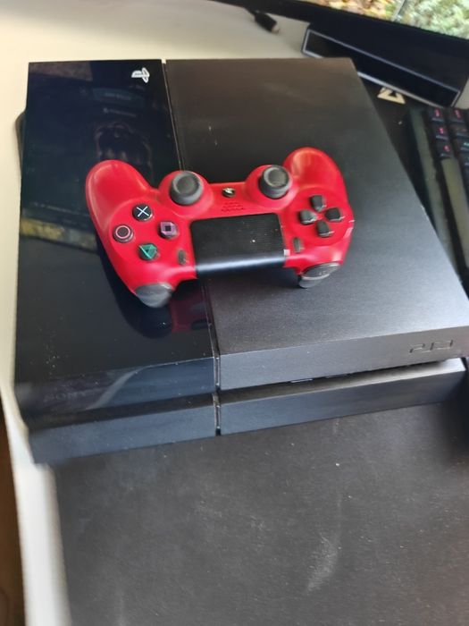 Ps4 com comando vermelho
