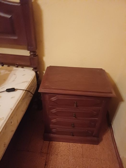 Cama de casal e mesas cabeceira