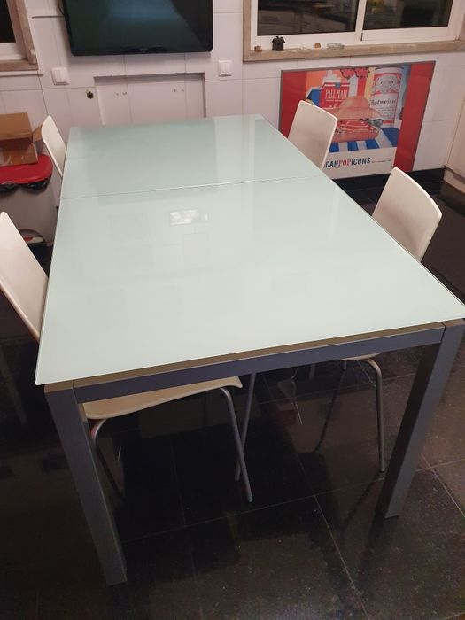 Mesa de ferro e vidro extensivel com 4 cadeiras