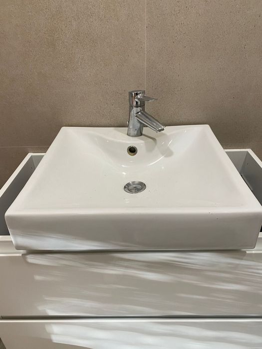 Lavatório com torneira