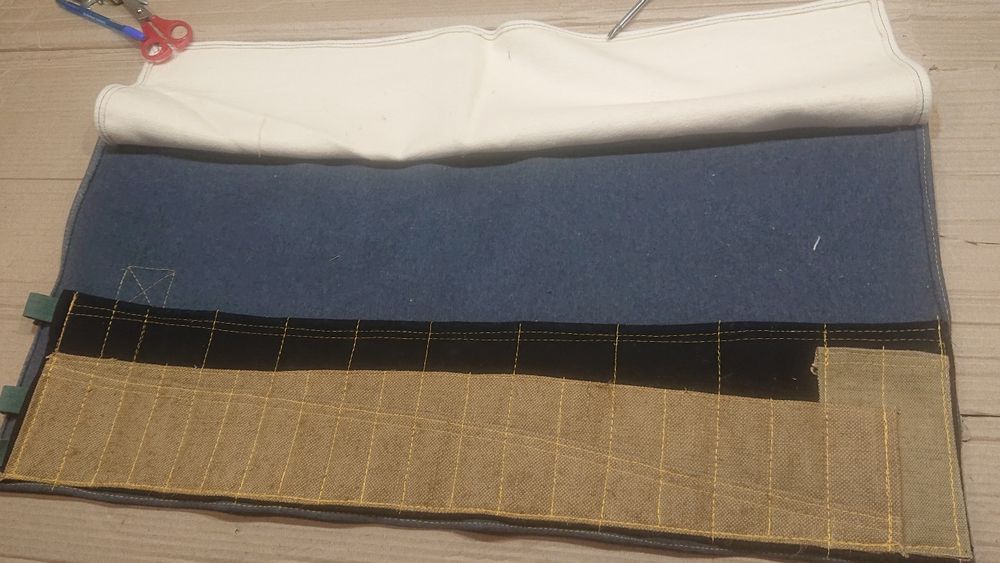 Чехол для разного инструмента. 
Ключи, отвёртки и тд. 
Очень крепкий и