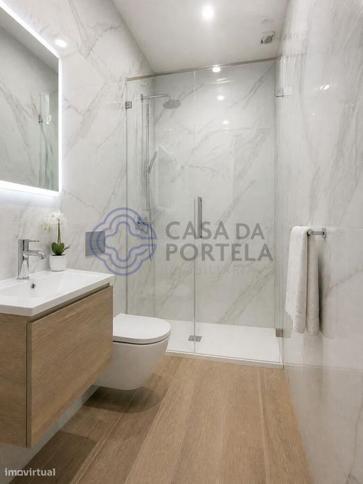 Apartamento T3 novo remodelado com logradouro de 15 m2 em prédio total