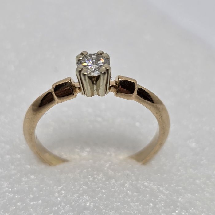 Каблучка з діамантом