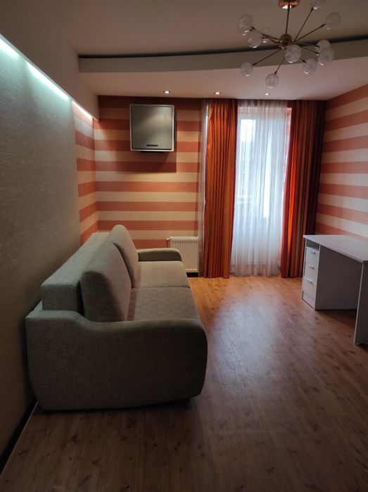 Центр, вул. Соборності, 50, 3-и кімн. квартира.