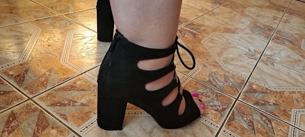 Buty na obcasie zamsz