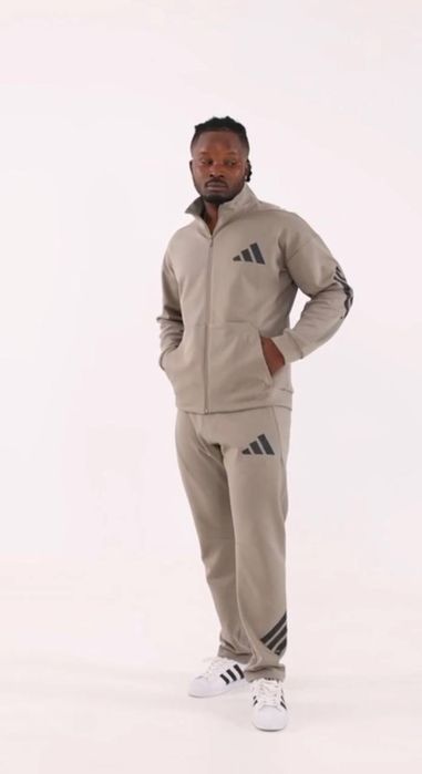 Весняний чоловічий костюм Адидас .Штани рівного крою.
