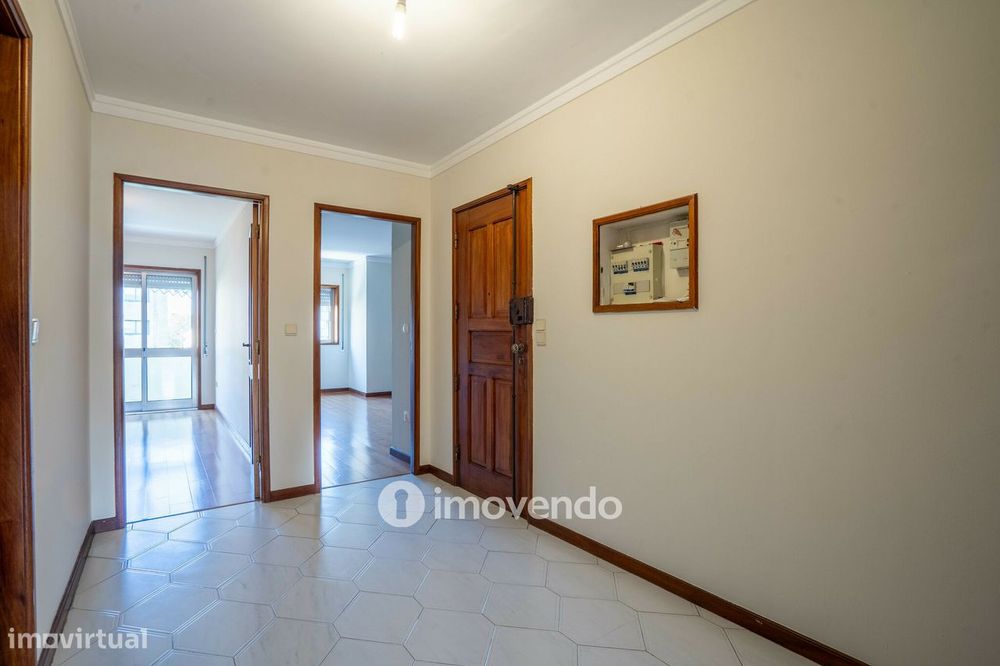 Apartamento T2, com estacionamento e arrecadação, no Porto