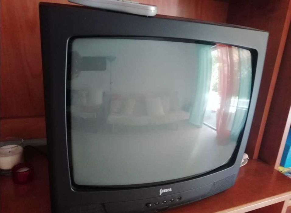 televisão de caixa e comando