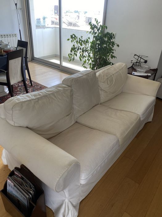 Sofá branco confortável (2,30m) com manta incluída – ideal para uso diário