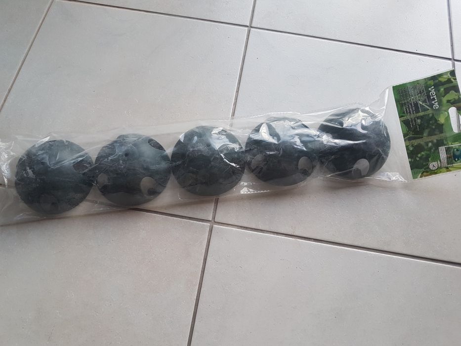 Podpórki do siatki do ochrony krzewów.