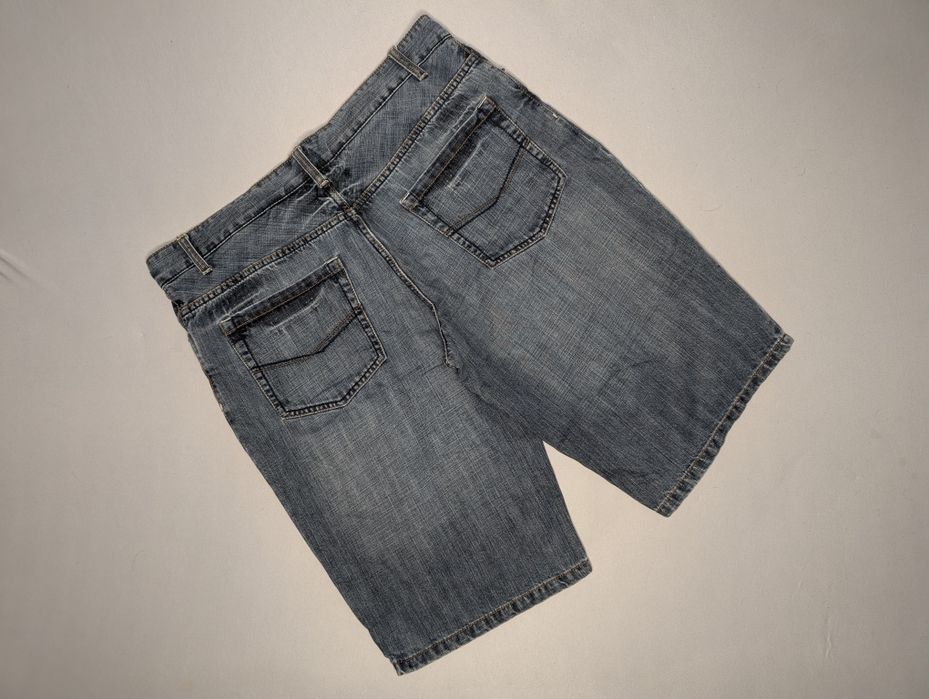 Dwie pary męskich spodenek jeans
