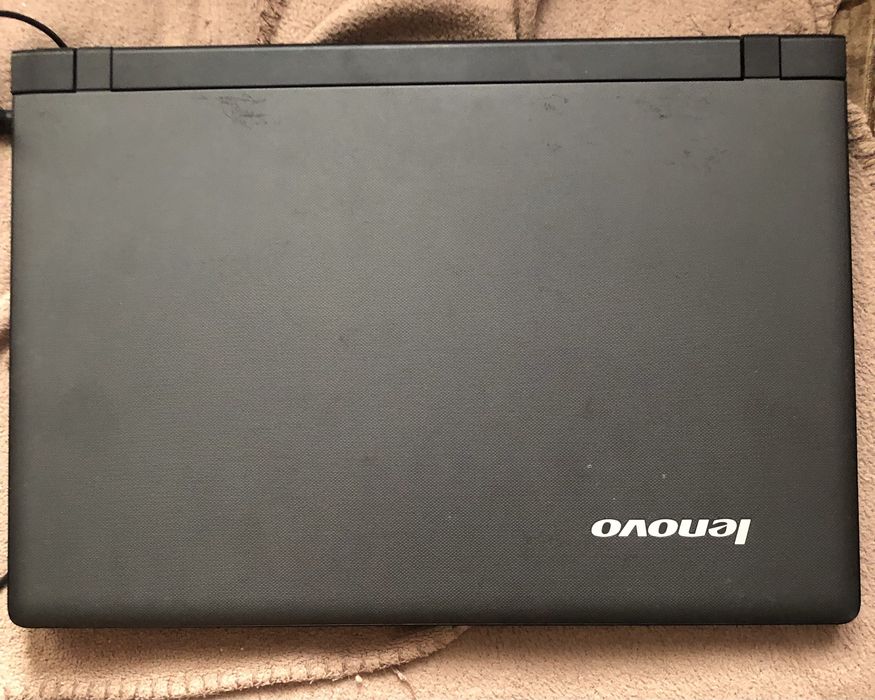 Ноутбук Lenovo в рабочем состоянии