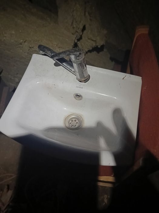 Umywalka z szafką, baterią i syfonem