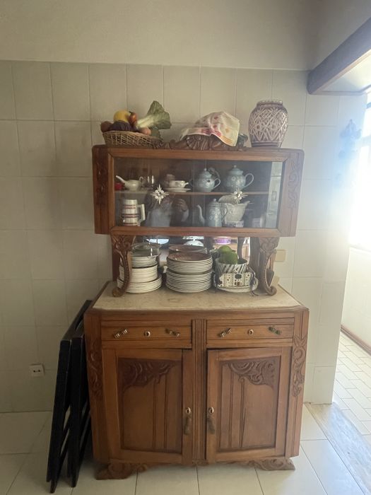 Louçeiro antigo com portas vidro