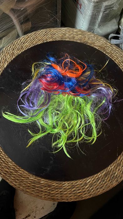 Святковий яскравий парик