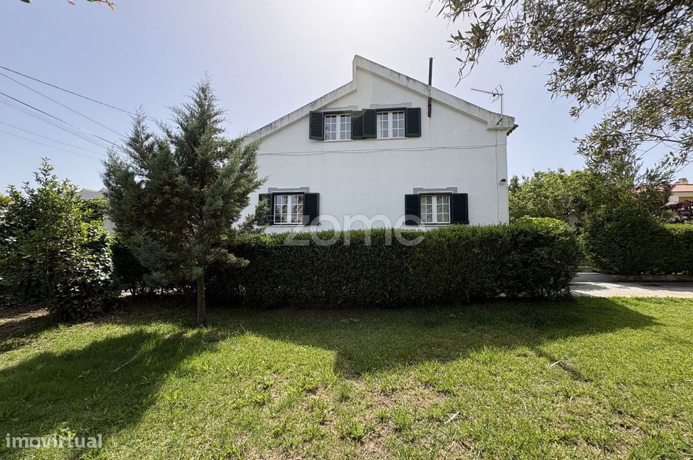 Moradia com logradouro, área total de 520m2 nas Raposeiras/Sintra