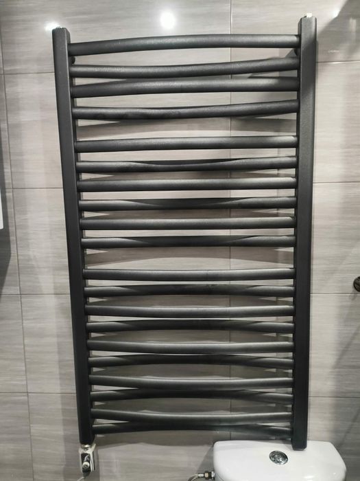 Elektryczny grzejnik ścienny łazienkowy