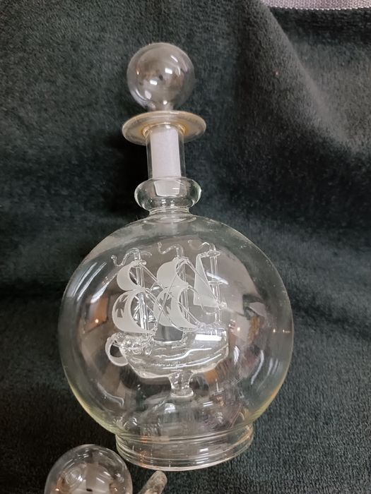 3 garrafas com navios dentro