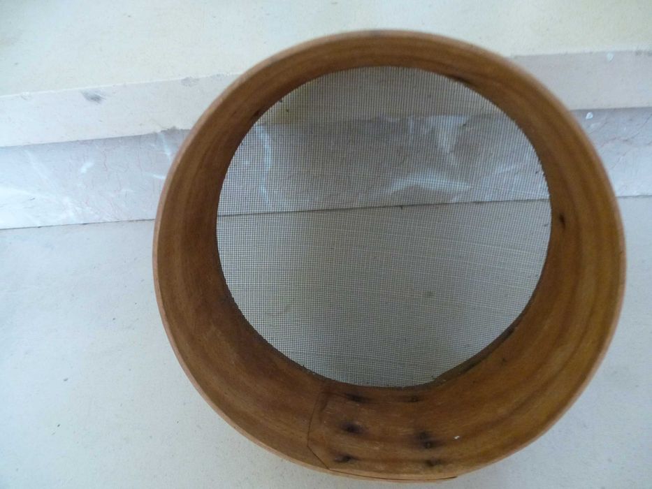 Peneira antiga e cesta de verga