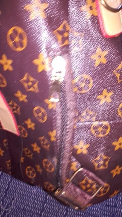 Mochila impecável sem marca de uso